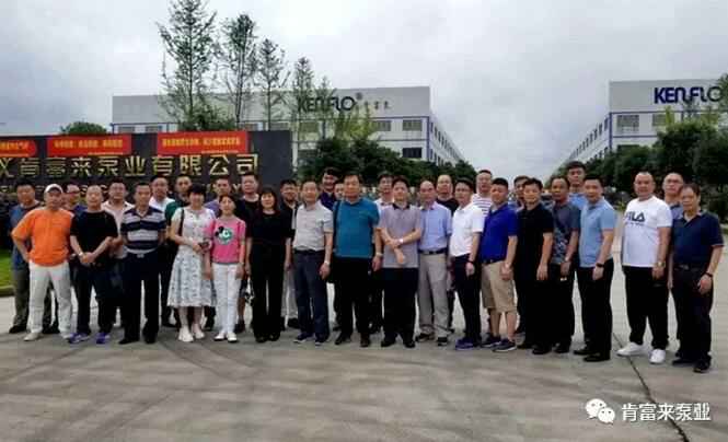 与会人员在遵义大连俊杰农业信息服务有限公司有限公司大门口合影留念